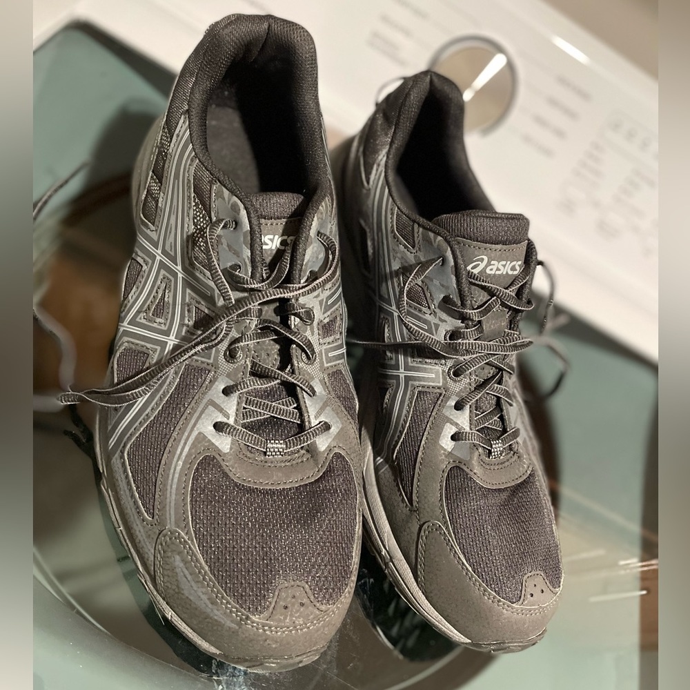 Mens ASICS size 14- EUC